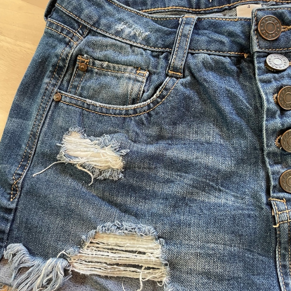 Refuge Distressed, High Rise, Raw Hem, Button Fly Jean Shorts Size 4 - Picture 4 of 5